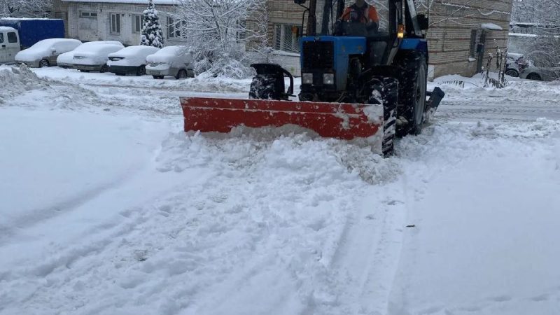 В Рузском округе очищают территории от выпавшего снега