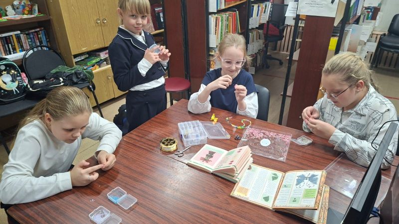 На «Библиопродлёнке» в Сытьково плели из бисера