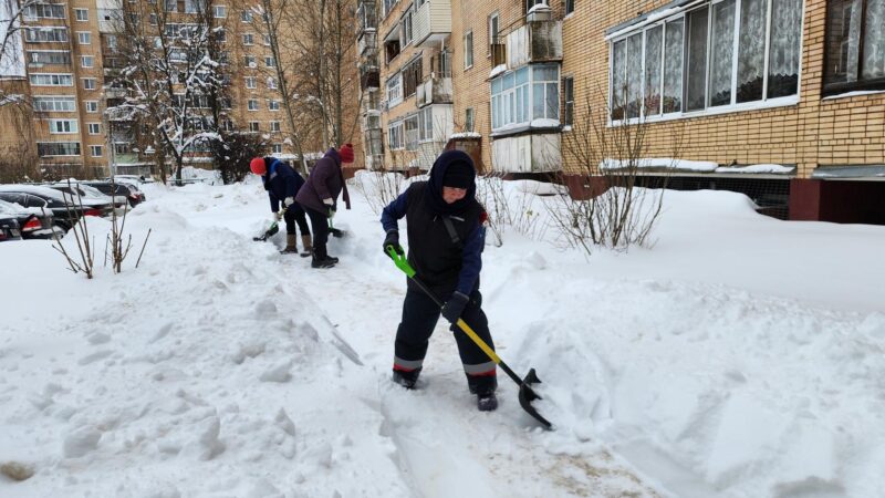 «Для нас это обычный рабочий день»: коммунальщики продолжают убирать последствия рекордного снегопада во дворах Рузы