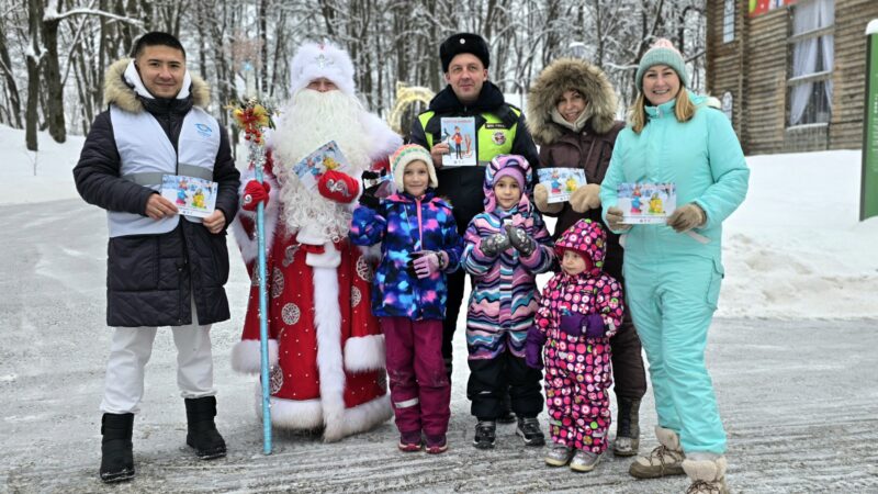 Сотрудники рузской Госавтоинспекции поздравили детей и взрослых с Рождеством