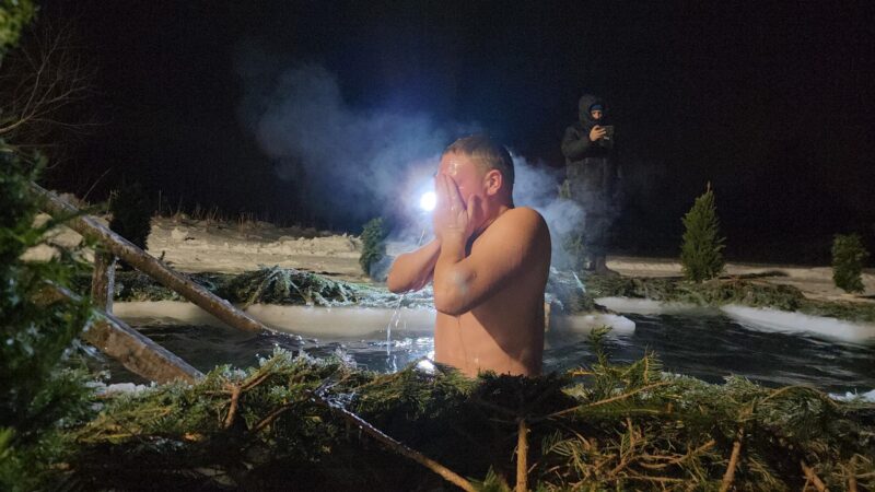 Сотни верующих Рузского округа приняли участие в традиционных крещенских купаниях