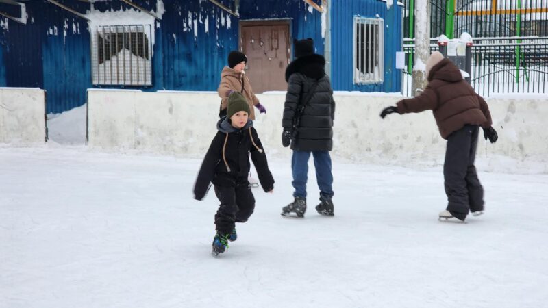В Рузе после снегопада наладили работу катка