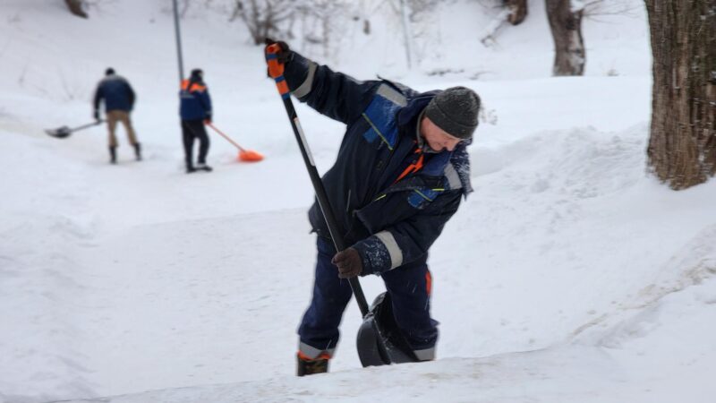 Коммунальщики Рузы расчищают центральные улицы и парки от снега