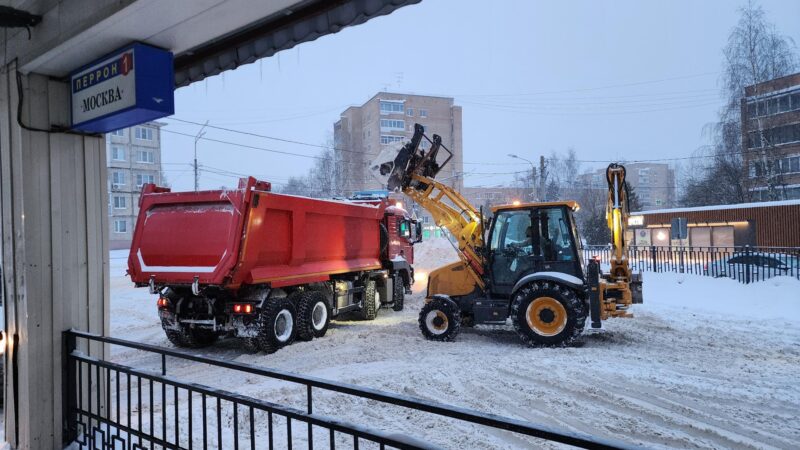 Коммунальщики расчищают площадь автостанции в Рузе