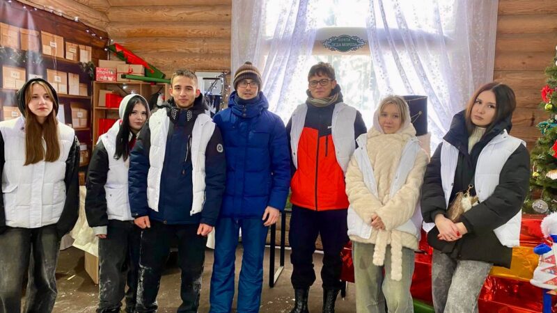 Снег — не помеха! Работа кипит в парке «Городок»