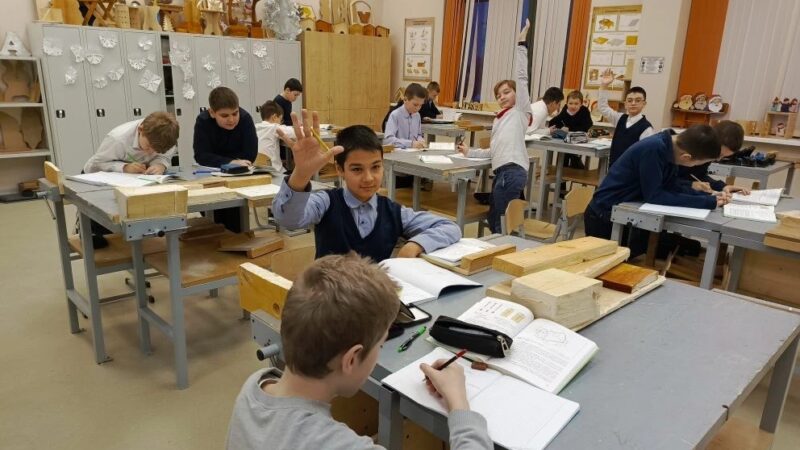 Практический опыт: пятиклассники освоили основы столярного дела