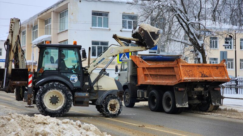 Сотрудники «Мосавтодора» борются со снегом в Рузе