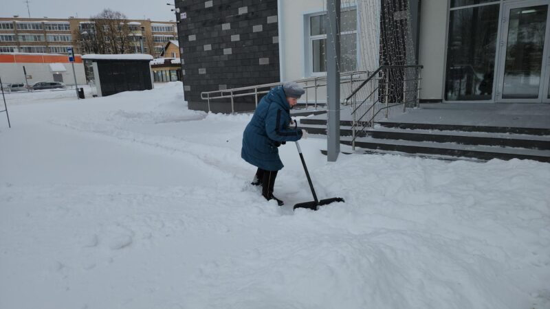 Снежная зима в Рузе: как местные жители помогают коммунальщикам