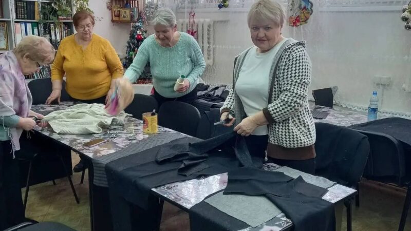Рузские пенсионеры шьют шерстяные пояса для военнослужащих 