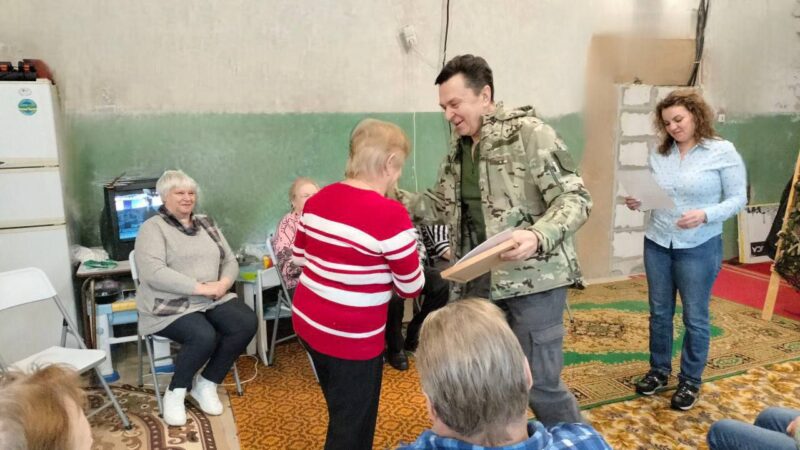 В Златоустово вручили благодарственные письма жителям, оказывающим поддержку участникам СВО  