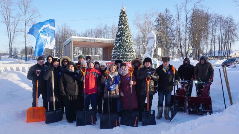 Партийцы приняли участие в общеобластном субботнике в Тучково