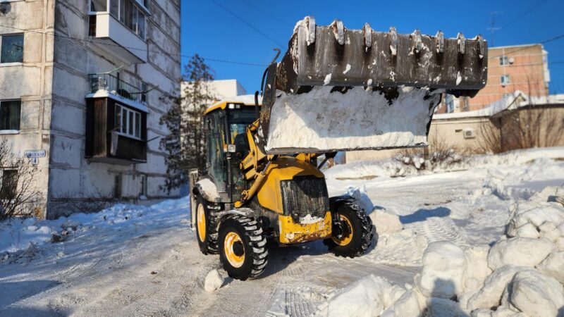 Рузские коммунальщики продолжают убирать снег на придомовых территориях