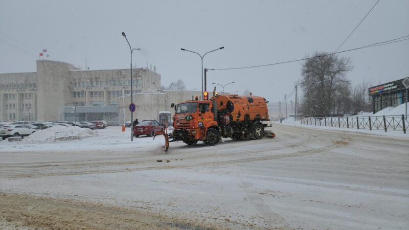Сотрудники «Мосавтодора» расчищают дороги и тротуары Рузы после ночного снегопада
