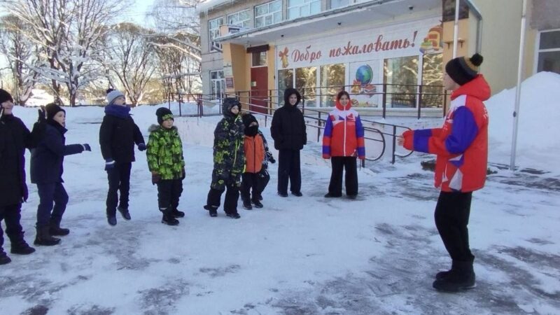 Волонтёры провели акцию «Выходи играть во двор» для младших школьников