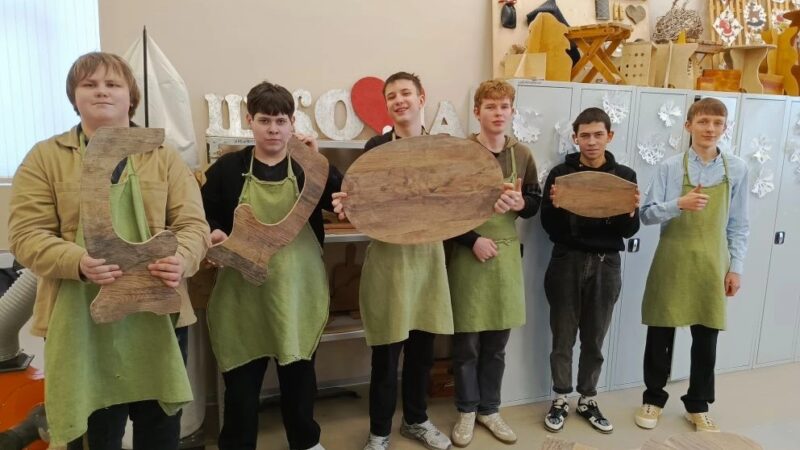 Урок технологии в 9 «А» классе: мастерим чайный столик