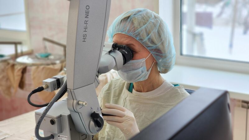 Сложные операции стали доступны: офтальмологи Рузской больницы начали работать на новейшем микроскопе