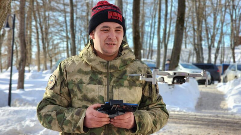 Оператор беспилотников из Рузы, прошедший СВО, показал гостям парка «Городок» дрон-камикадзе в полёте