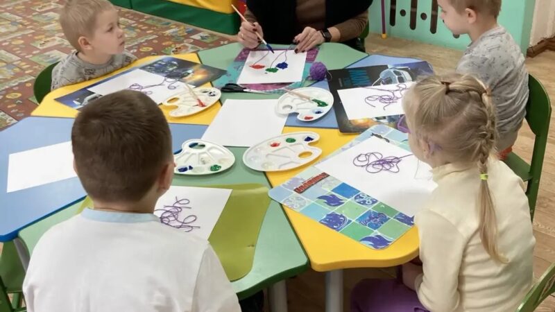 Творческий урок в разновозрастной группе: дети освоили технику ниткографии