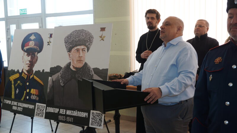 В кадетском корпусе в Брикете появились настенные портреты Льва Доватора и Дениса Гутарова