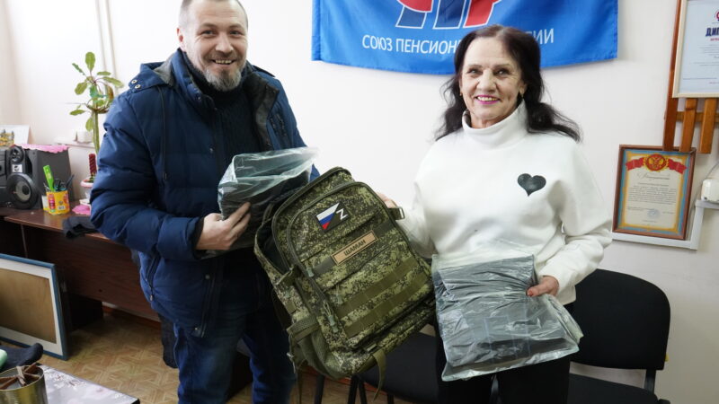 От рузских пенсионеров – тёплые пояса для местного участника СВО и его сослуживцев