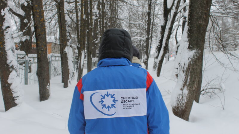 «Снежный десант» на протяжении недели помогал убирать снег в Тучково