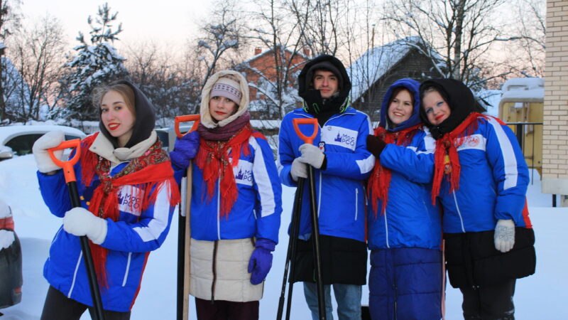 Волонтёры «Снежного десанта» расчистили три детские площадки в Тучково
