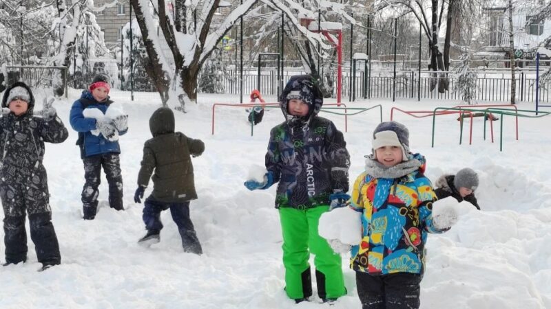 Неделя «Орлят России» в Тучковской СОШ № 1: первоклассники строят снежную крепость