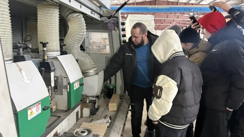 Профориентационная экскурсия: школьники познакомились с миром мебельного производства