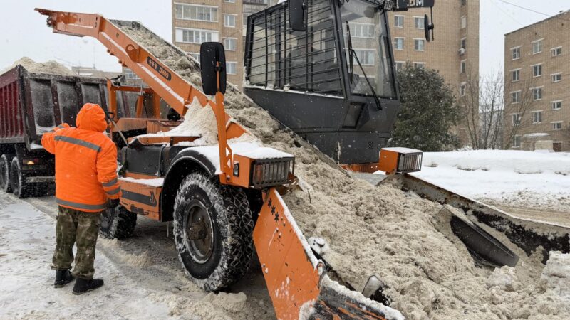 Спецтехника «Мосавтодора» борется со снегом в Рузе