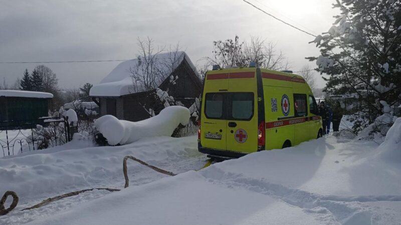 В Рузском округе работники ГКУ МО «Мособлпожспас» вызволили застрявшую в снегу машину скорой помощи