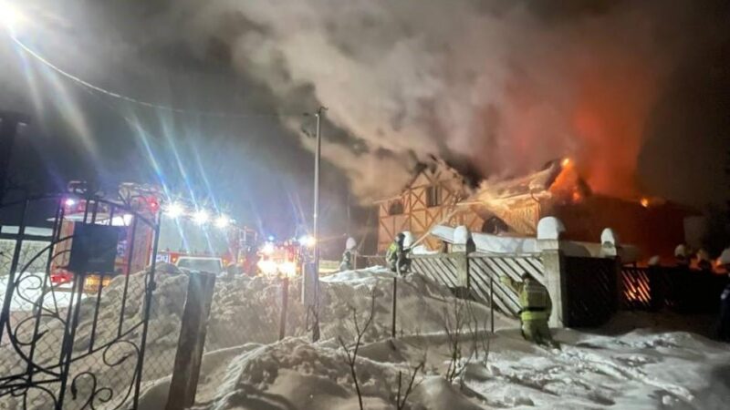 Огнеборцы ГКУ МО «Мособлпожспас» спасли пожилую пару в ходе тушения пожара в частном жилом доме в Рузском округе