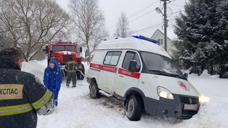 В Рузском округе работники ГКУ МО «Мособлпожспас» помогли выбраться застрявшей в снегу машине скорой помощи