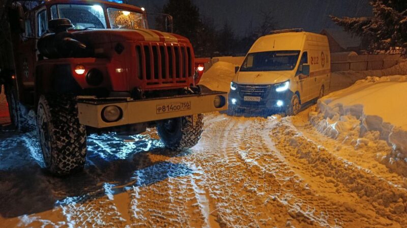 Специалисты ГКУ МО «Мособлпожспас» помогли вызволить автомобили неотложек из снежных сугробов в Рузе и Истре