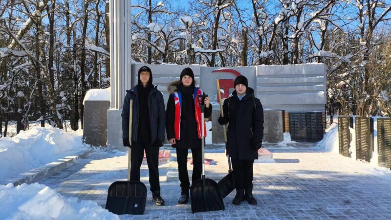 Волонтёры из Космодемьянской школы очистили от снега братскую могилу