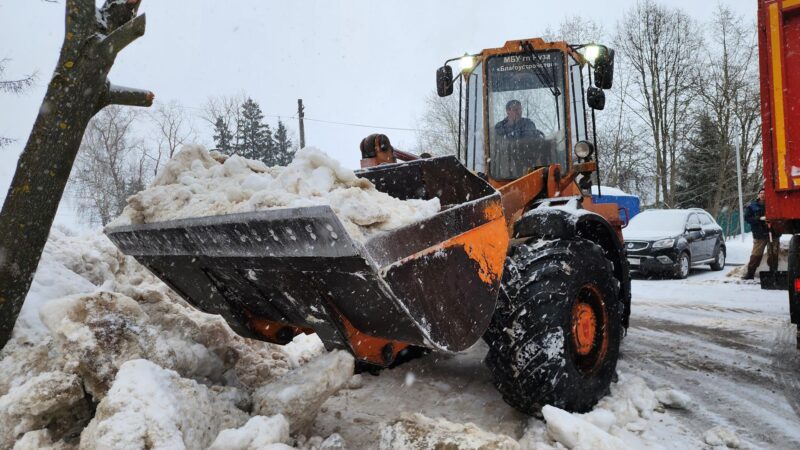 Чтобы не было луж: коммунальщики Рузы вывозят снег с городских дворов