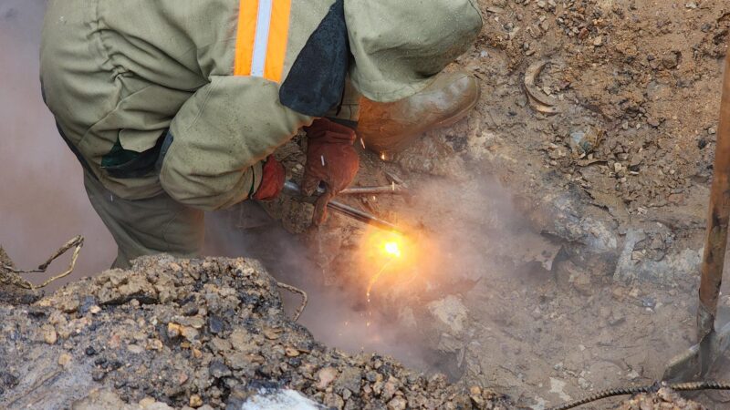 В Рузе устраняют прорыв трубы теплоснабжения на улице Урицкого