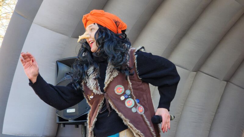 Фитнес с Бабой-Ягой и гонки на мясорубках: в Рузском парке «Городок» необычно поздравили женщин в 8 Марта