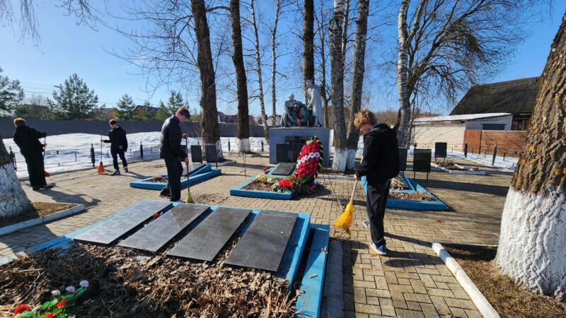 Школьники организовали первую весеннюю уборку на мемориале в Нестерове
