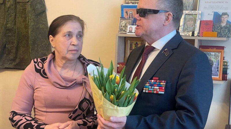 «Единая Россия» поздравила мать погибшего героя с 8 Марта