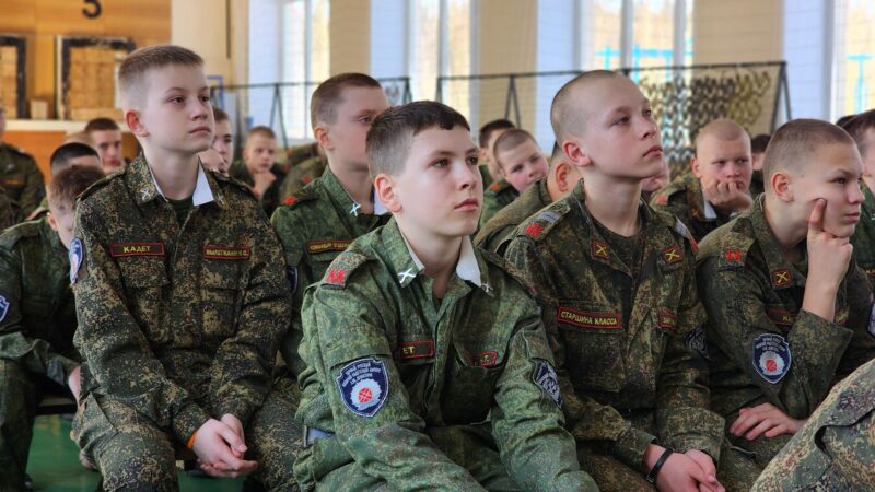 «За ними — будущее армии»: ветеран СВО провёл урок мужества для юных казаков Рузы