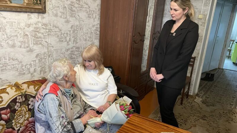 Партийцы поздравили ветерана ВОВ с Международным женским днём