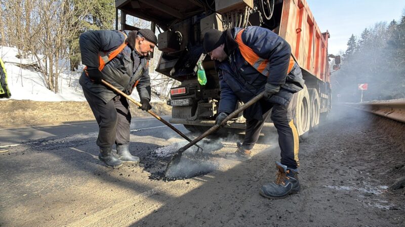 На федеральной трассе М-9 «Балтия» под Рузой дорожные службы проводят ямочный ремонт