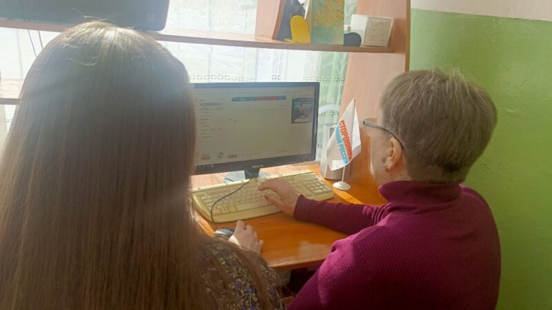 Сторонники провели урок по компьютерной грамотности для долголетов