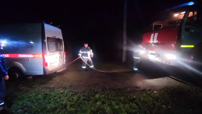 Спасатели ГКУ МО «Мособлпожспас» вызволили машину скорой помощи из грязевой ловушки в Рузском округе