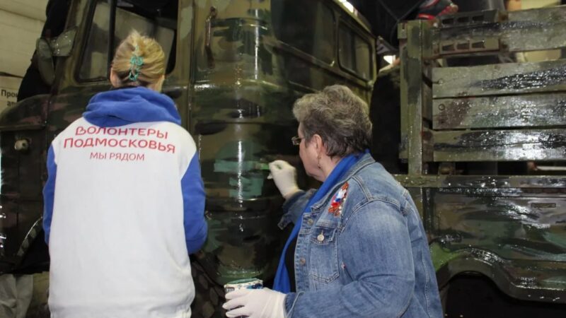 В Рузском округе добровольцы и депутаты покрасили грузовой автомобиль для нужд фронта
