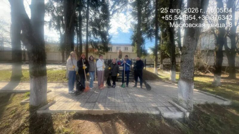 Партийцы провели уборку территории братской могилы