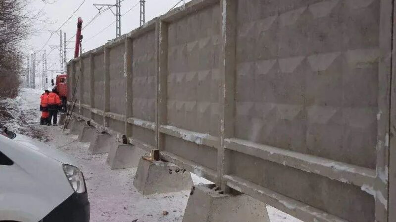 В Подмосковье устанавливают ограждения вдоль железнодорожных путей