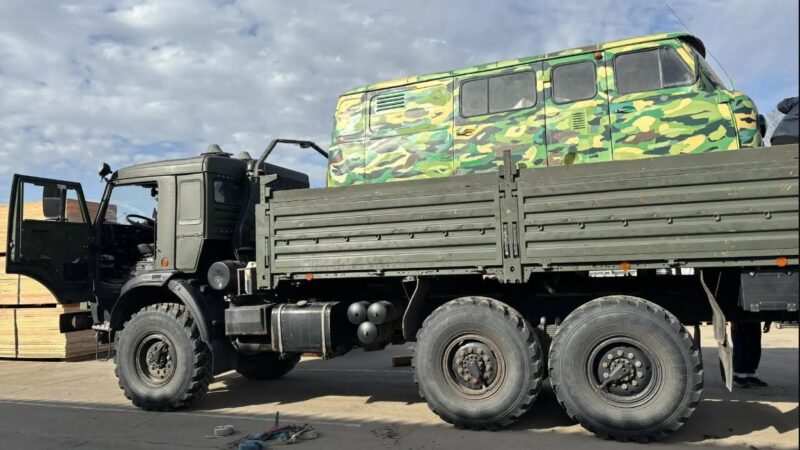 Из Дорохово в зону СВО отправился автомобиль УАЗ, расписанный учениками и педагогами школы искусств