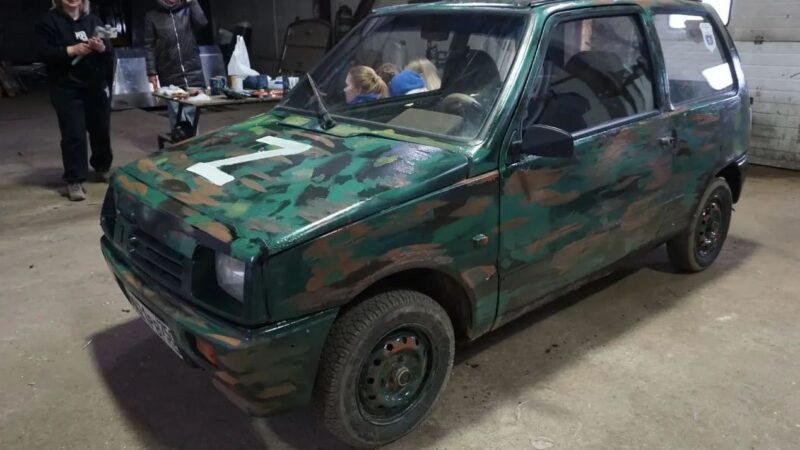 Волонтёры и депутаты Рузского округа раскрасили автомобиль «Ока» перед отправкой на фронт