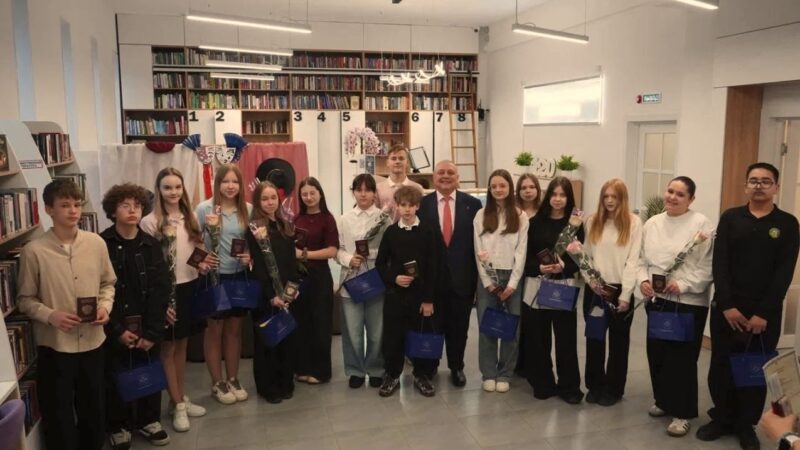 Глава Рузского округа вручил юным жителям первые паспорта